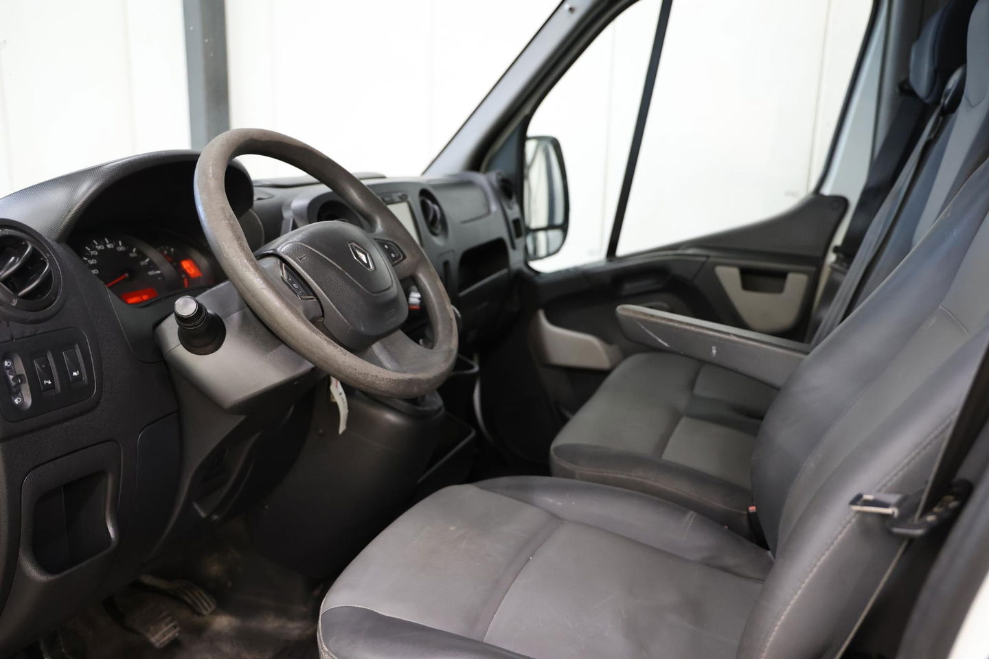Renault Master T35 2.3 dCi L1H2 AIRCO EN TREKHAAK