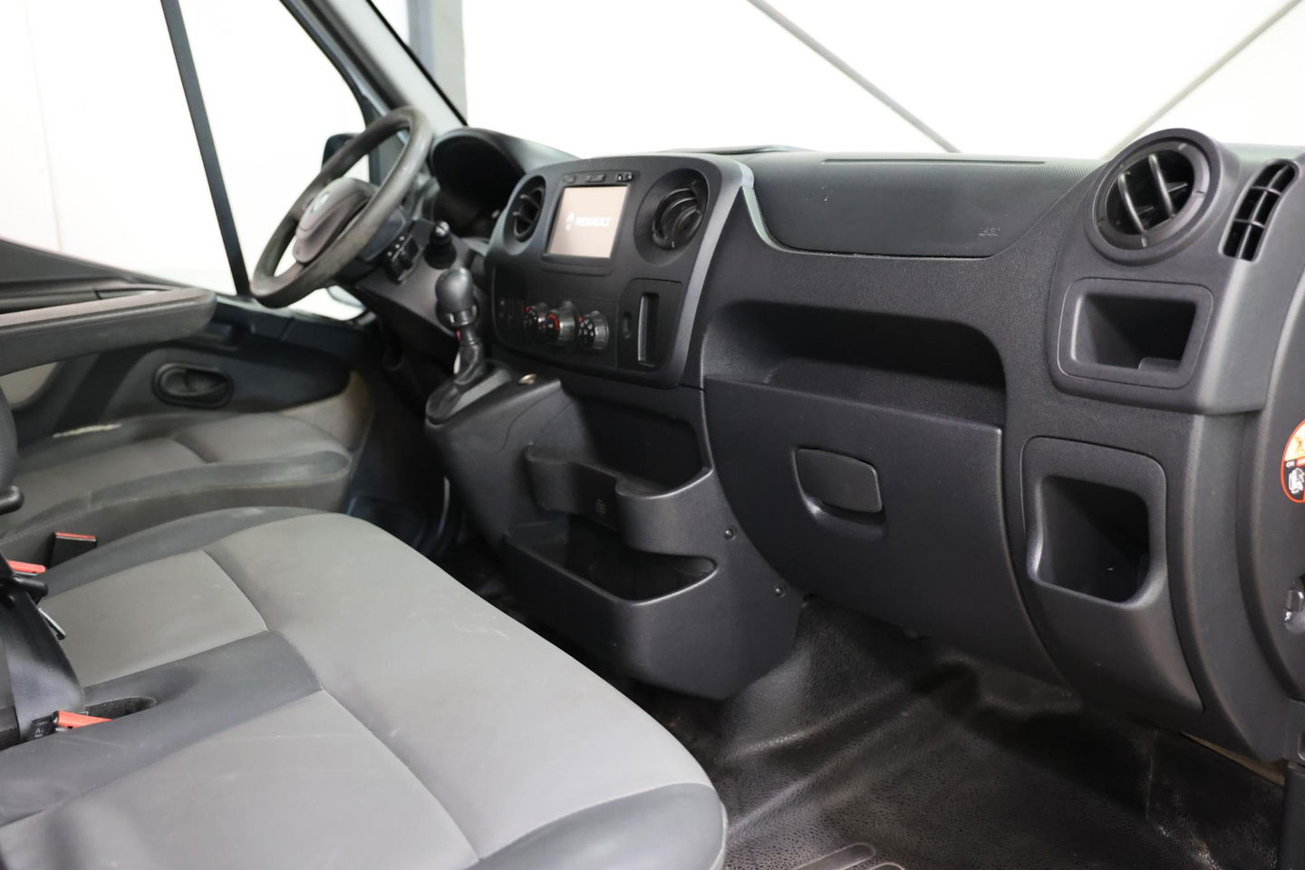 Renault Master T35 2.3 dCi L1H2 AIRCO EN TREKHAAK
