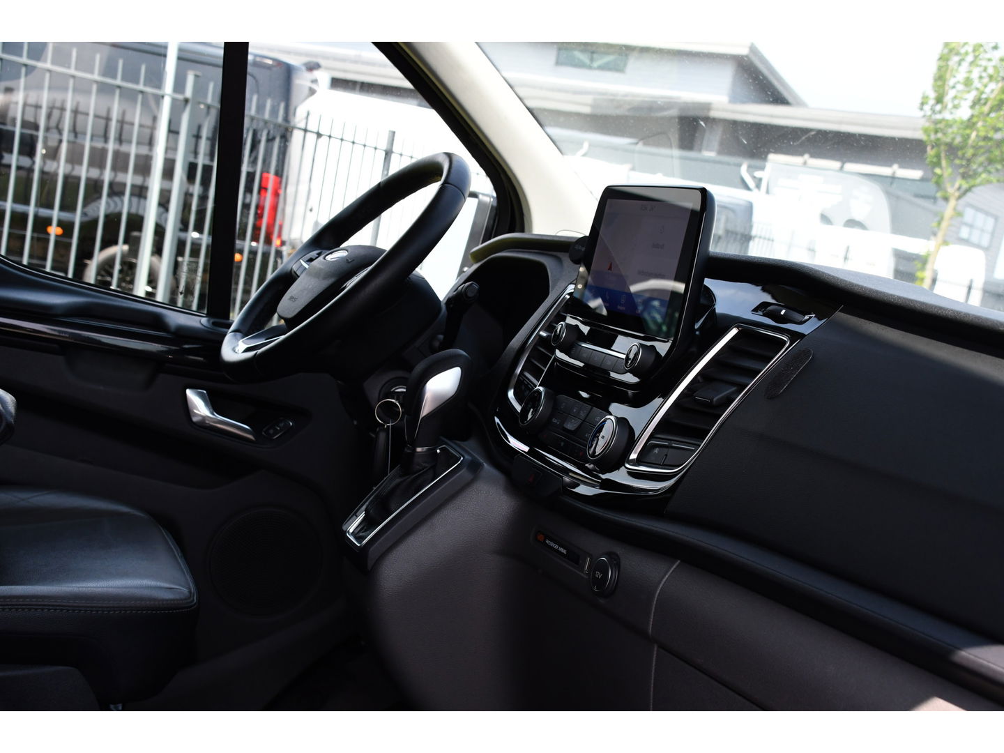 Ford Transit Custom 300 2.0 TDCI L2H1 DC Black Edition Camera, Adaptieve Cruise, 170Pk, Carplay, Xenon, Automaat, Leder, Multimedia, Sensoren, 2 x Schuifdeur, UNIEK!