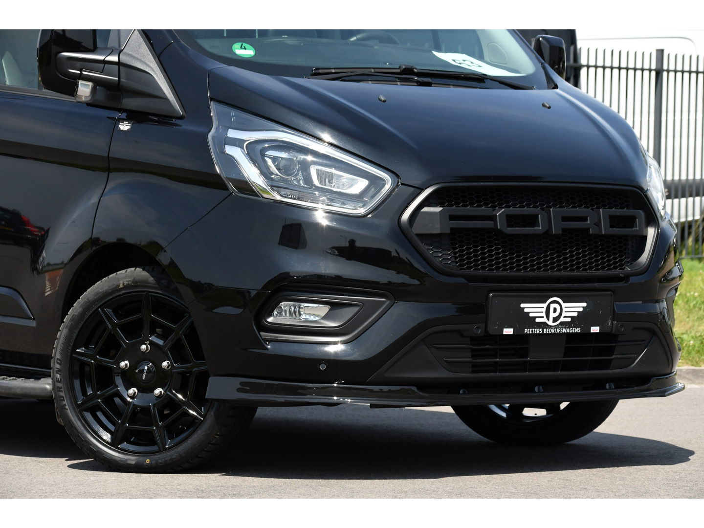 Ford Transit Custom 300 2.0 TDCI L2H1 DC Black Edition Camera, Adaptieve Cruise, 170Pk, Carplay, Xenon, Automaat, Leder, Multimedia, Sensoren, 2 x Schuifdeur, UNIEK!