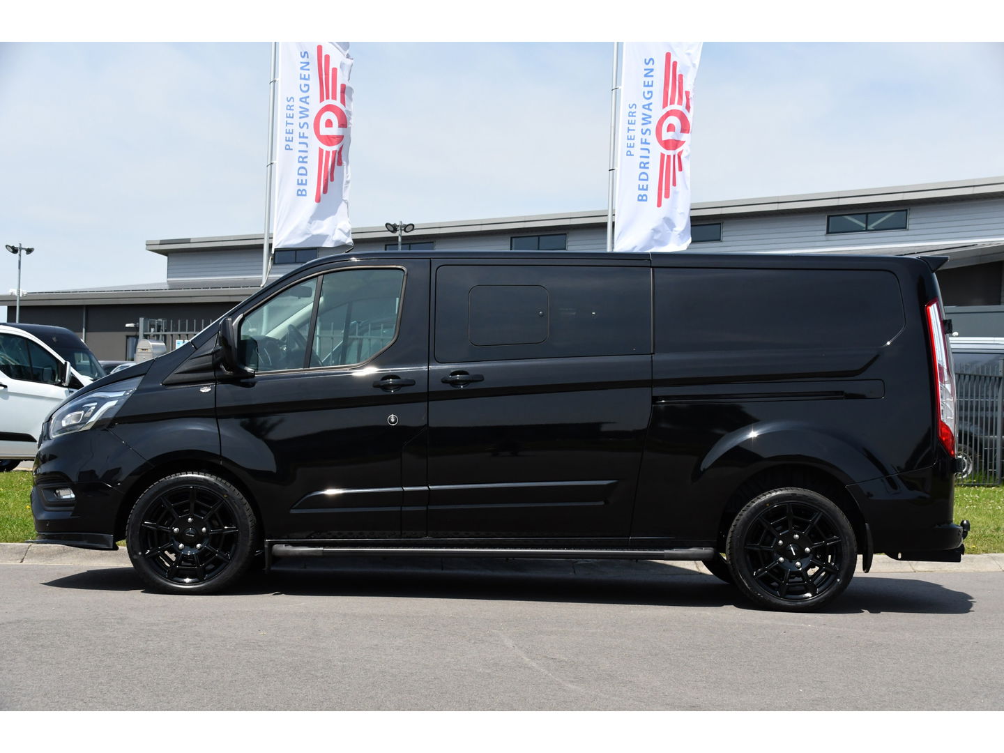 Ford Transit Custom 300 2.0 TDCI L2H1 DC Black Edition Camera, Adaptieve Cruise, 170Pk, Carplay, Xenon, Automaat, Leder, Multimedia, Sensoren, 2 x Schuifdeur, UNIEK!
