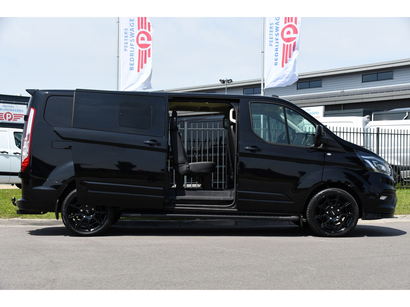 Ford Transit Custom 300 2.0 TDCI L2H1 DC Black Edition Camera, Adaptieve Cruise, 170Pk, Carplay, Xenon, Automaat, Leder, Multimedia, Sensoren, 2 x Schuifdeur, UNIEK!
