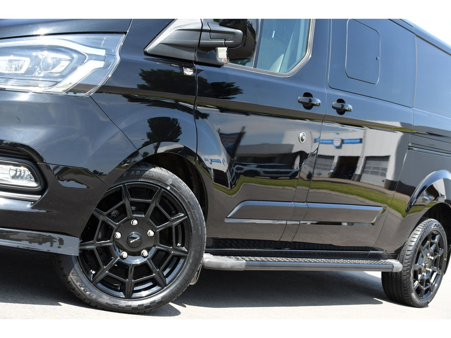 Ford Transit Custom 300 2.0 TDCI L2H1 DC Black Edition Camera, Adaptieve Cruise, 170Pk, Carplay, Xenon, Automaat, Leder, Multimedia, Sensoren, 2 x Schuifdeur, UNIEK!