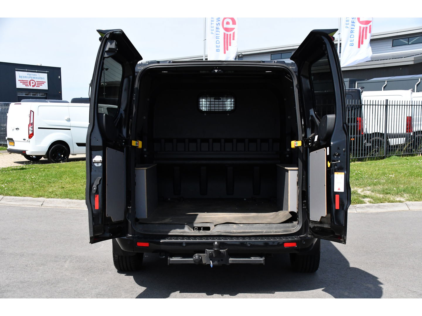 Ford Transit Custom 300 2.0 TDCI L2H1 DC Black Edition Camera, Adaptieve Cruise, 170Pk, Carplay, Xenon, Automaat, Leder, Multimedia, Sensoren, 2 x Schuifdeur, UNIEK!