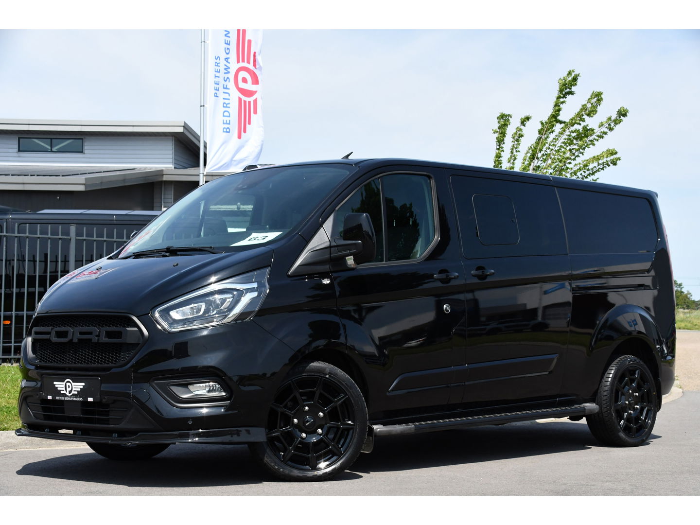 Ford Transit Custom 300 2.0 TDCI L2H1 DC Black Edition Camera, Adaptieve Cruise, 170Pk, Carplay, Xenon, Automaat, Leder, Multimedia, Sensoren, 2 x Schuifdeur, UNIEK!