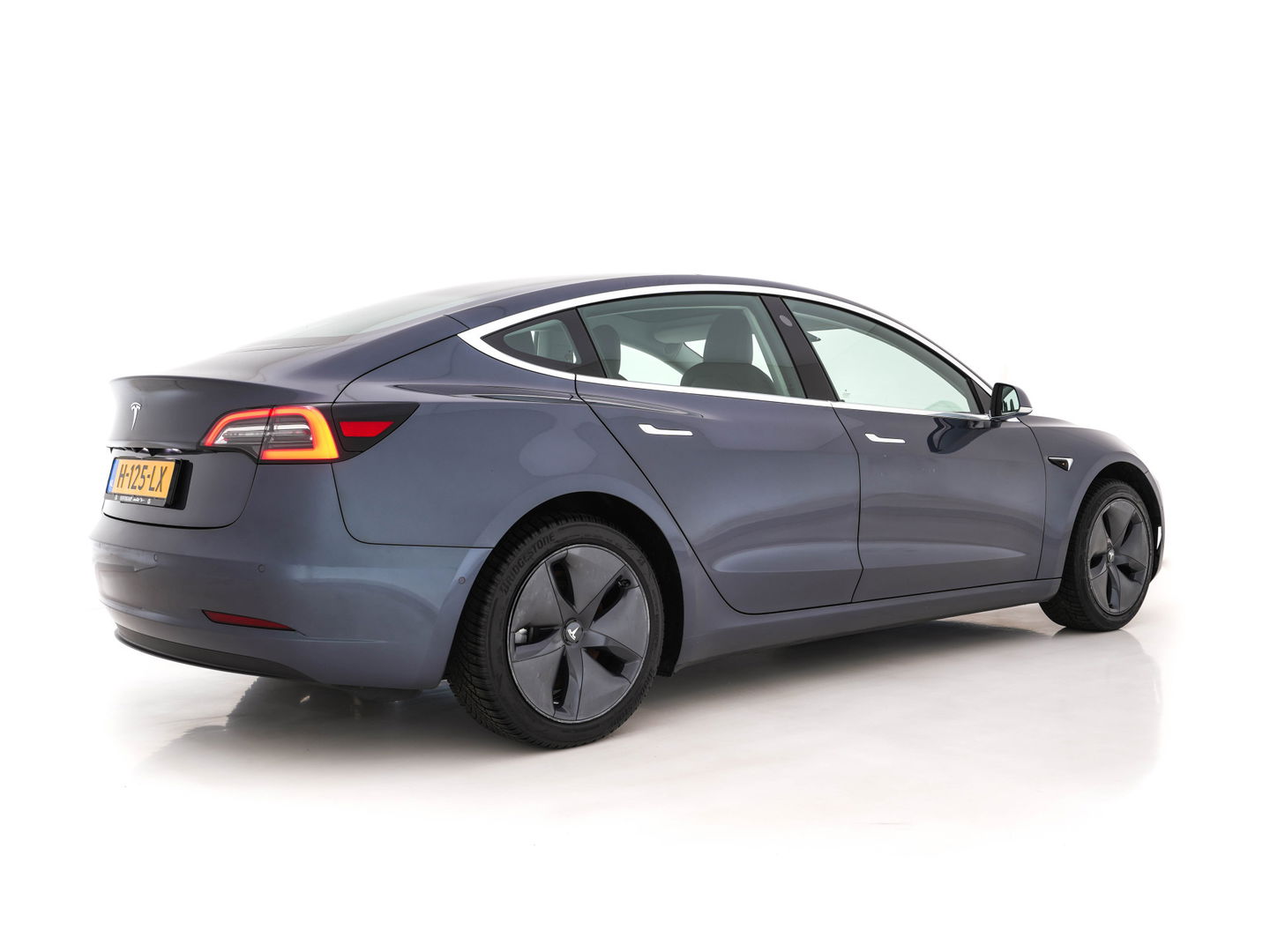 Tesla Model 3 Standard RWD Plus 60 kWh [ 3-Fase ] (INCL-BTW) Aut. *PANO | AUTO-PILOT | FULL-LEATHER | KEYLESS | FULL-LED | MEMORY-PACK | SURROUND-VIEW | DAB | CARPLAY | DIGI-COCKPIT | LANE-ASSIST | COMFORT-SEATS | 18"ALU*