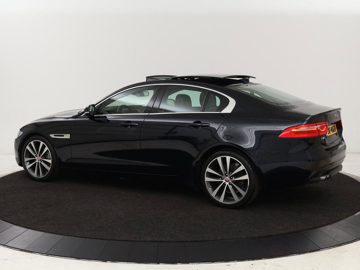 Jaguar XE 2.0 D Portfolio | Panoramadak | Leder | Stoel & Stuurverwarming | Camera | Head-up display | Keyless | Cruise control | Carplay