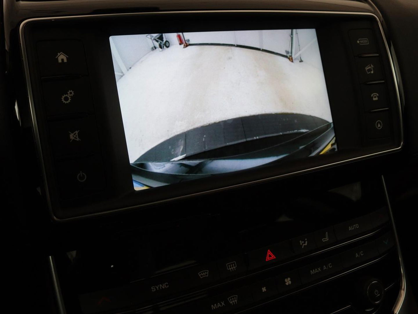 Jaguar XE 2.0 D Portfolio | Panoramadak | Leder | Stoel & Stuurverwarming | Camera | Head-up display | Keyless | Cruise control | Carplay