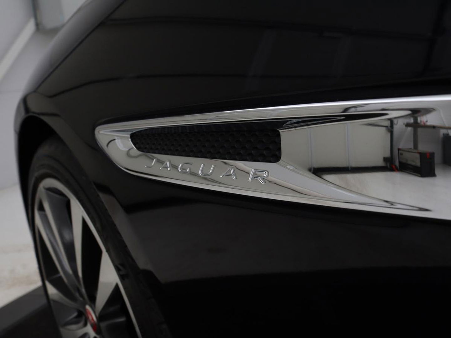 Jaguar XE 2.0 D Portfolio | Panoramadak | Leder | Stoel & Stuurverwarming | Camera | Head-up display | Keyless | Cruise control | Carplay