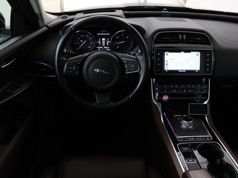 Jaguar XE 2.0 D Portfolio | Panoramadak | Leder | Stoel & Stuurverwarming | Camera | Head-up display | Keyless | Cruise control | Carplay
