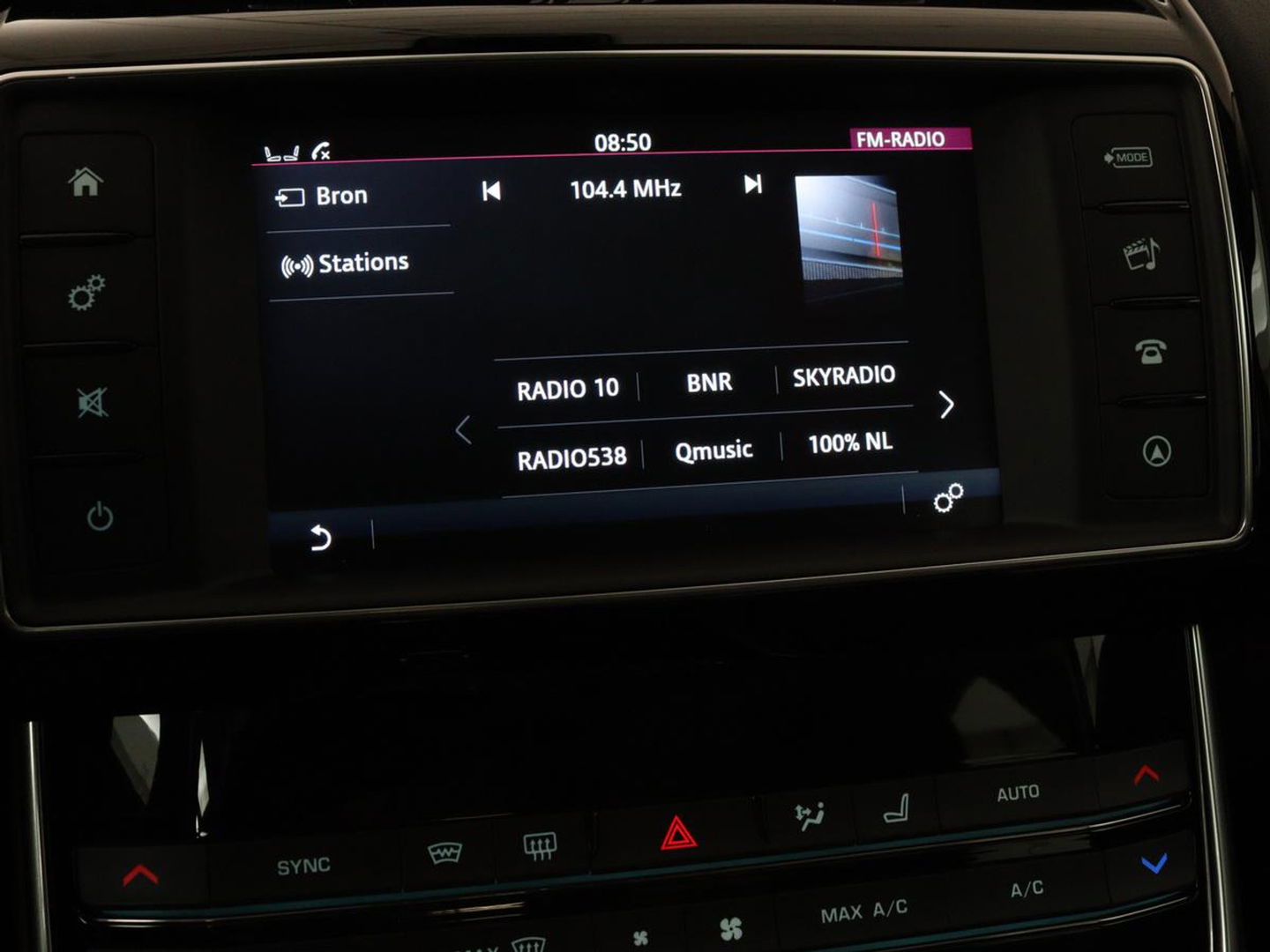 Jaguar XE 2.0 D Portfolio | Panoramadak | Leder | Stoel & Stuurverwarming | Camera | Head-up display | Keyless | Cruise control | Carplay
