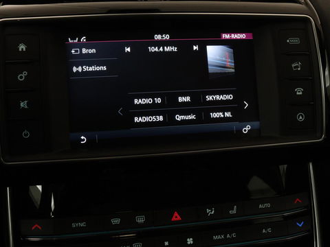 Jaguar XE 2.0 D Portfolio | Panoramadak | Leder | Stoel & Stuurverwarming | Camera | Head-up display | Keyless | Cruise control | Carplay