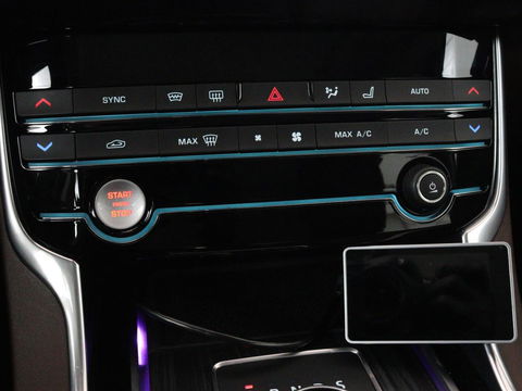 Jaguar XE 2.0 D Portfolio | Panoramadak | Leder | Stoel & Stuurverwarming | Camera | Head-up display | Keyless | Cruise control | Carplay