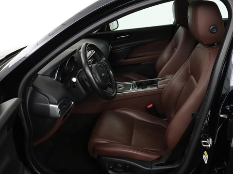 Jaguar XE 2.0 D Portfolio | Panoramadak | Leder | Stoel & Stuurverwarming | Camera | Head-up display | Keyless | Cruise control | Carplay