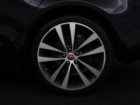 Jaguar XE 2.0 D Portfolio | Panoramadak | Leder | Stoel & Stuurverwarming | Camera | Head-up display | Keyless | Cruise control | Carplay