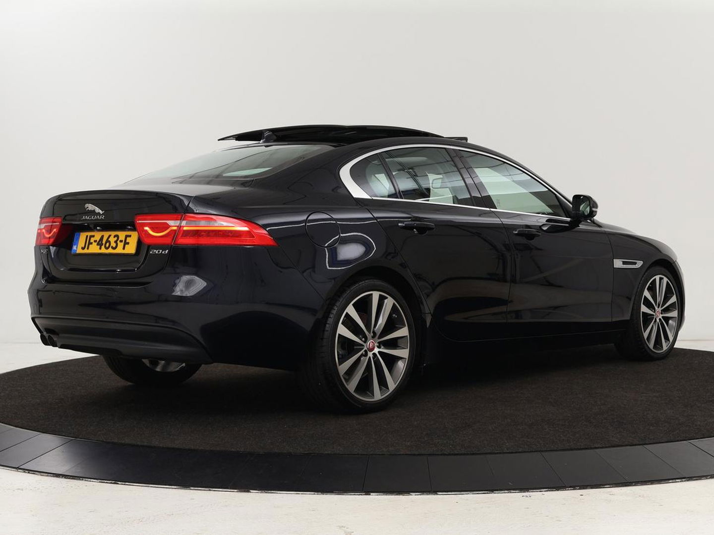 Jaguar XE 2.0 D Portfolio | Panoramadak | Leder | Stoel & Stuurverwarming | Camera | Head-up display | Keyless | Cruise control | Carplay