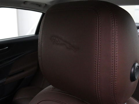 Jaguar XE 2.0 D Portfolio | Panoramadak | Leder | Stoel & Stuurverwarming | Camera | Head-up display | Keyless | Cruise control | Carplay
