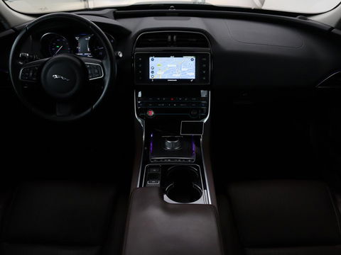 Jaguar XE 2.0 D Portfolio | Panoramadak | Leder | Stoel & Stuurverwarming | Camera | Head-up display | Keyless | Cruise control | Carplay