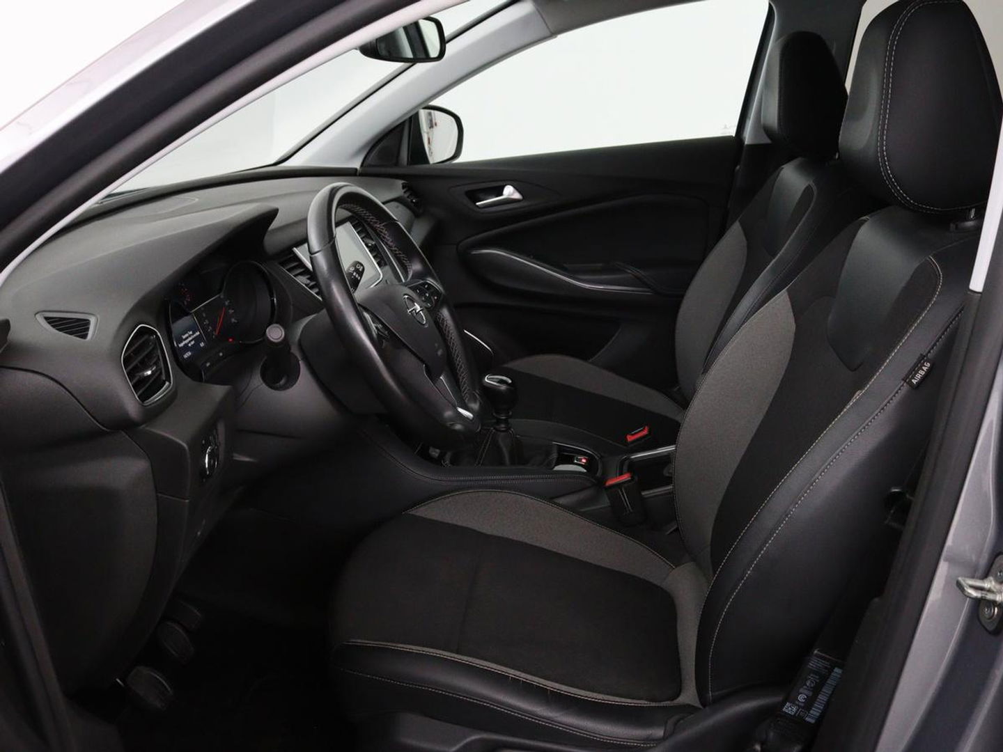 Opel Grandland X 1.2 Turbo Business Executive | Cruise control | Afneembare trekhaak | DAB | Elektrische achterklep | Carplay | Keyless