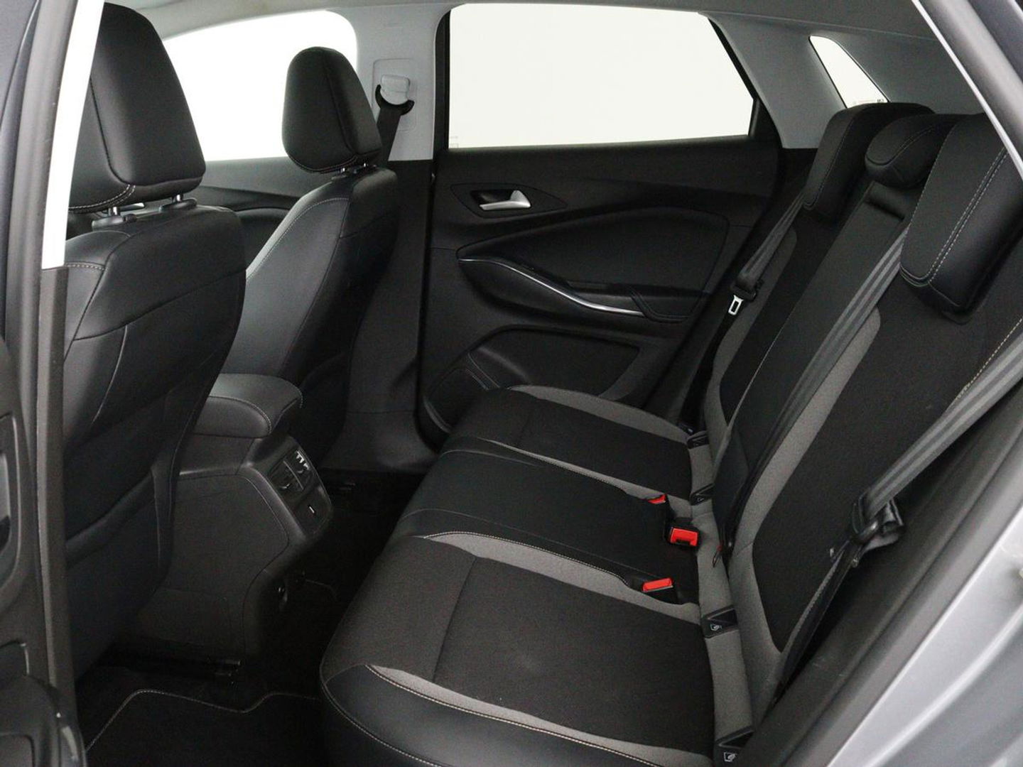 Opel Grandland X 1.2 Turbo Business Executive | Cruise control | Afneembare trekhaak | DAB | Elektrische achterklep | Carplay | Keyless