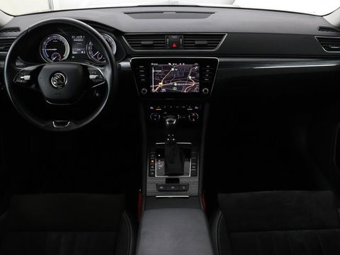Škoda Superb 1.4 TSI iV BnsEdPlus | Camera | Adaptive cruise | Memory seats | Carplay | Stoelverwarming| Navigatie | Alcantara | Keyless
