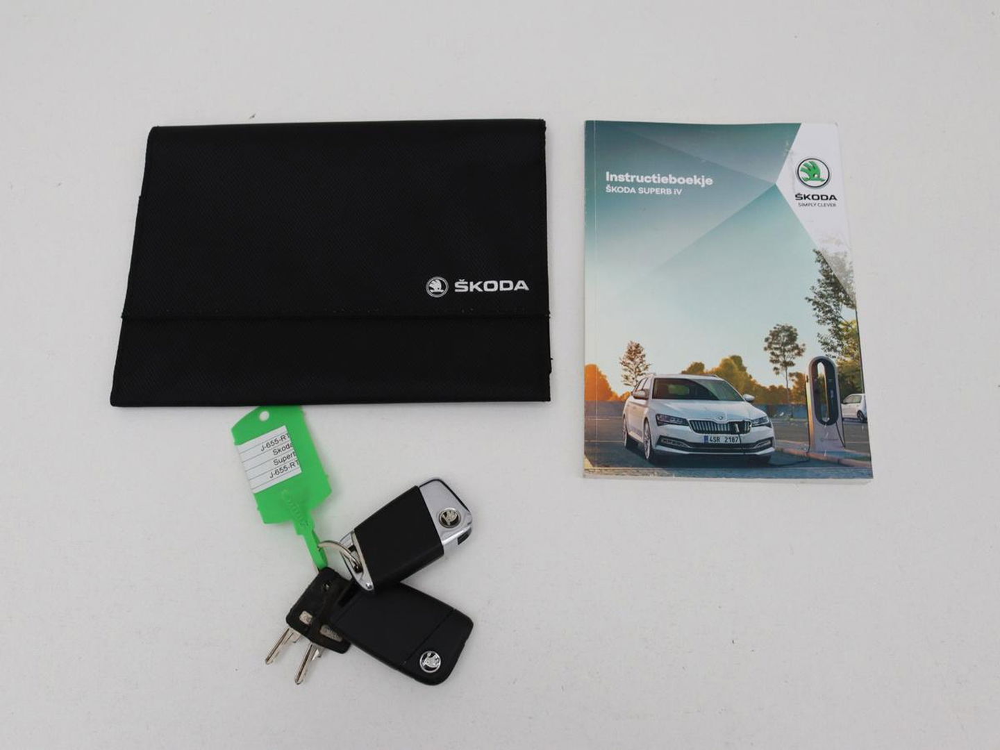 Škoda Superb 1.4 TSI iV BnsEdPlus | Camera | Adaptive cruise | Memory seats | Carplay | Stoelverwarming| Navigatie | Alcantara | Keyless