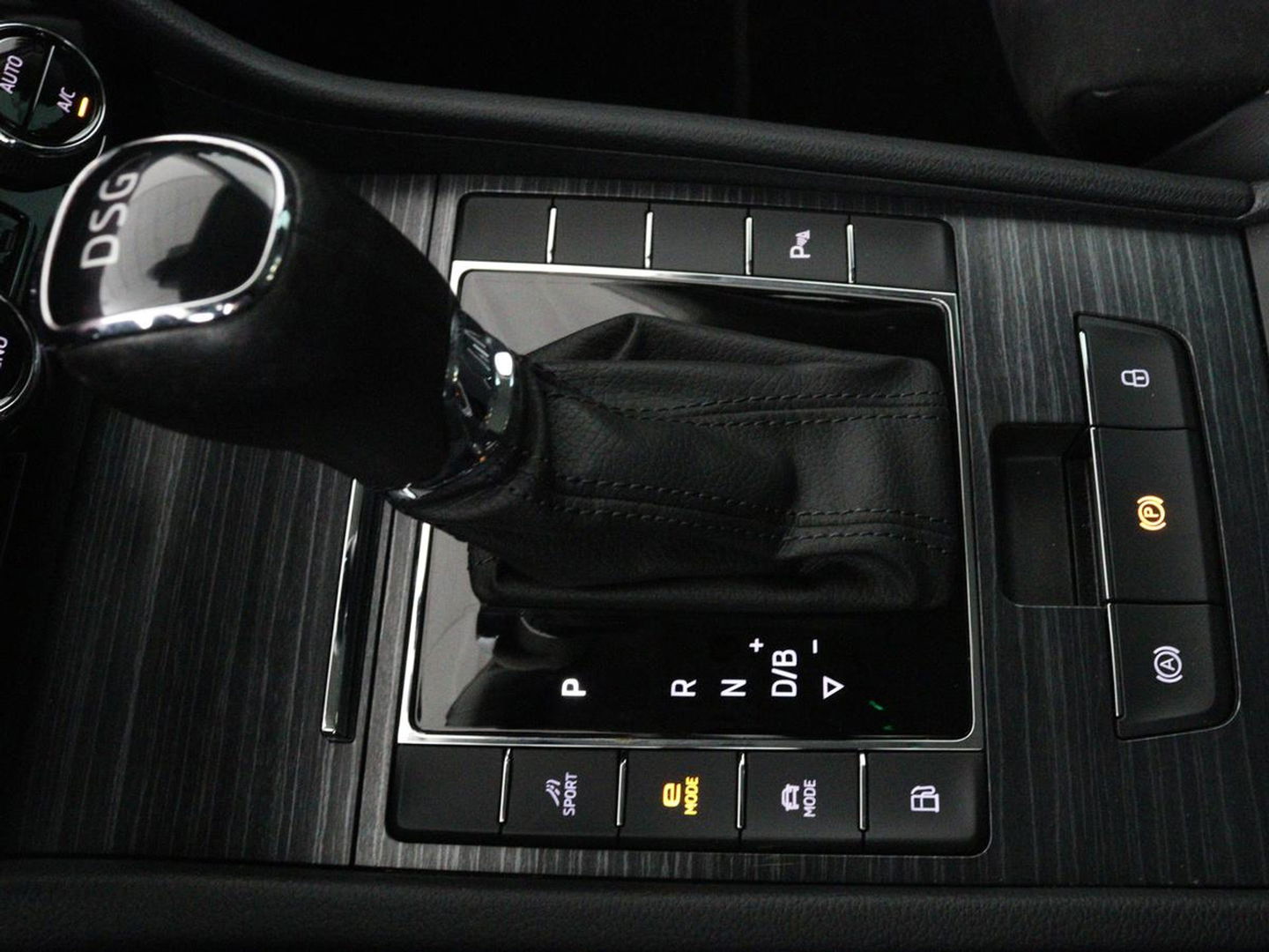 Škoda Superb 1.4 TSI iV BnsEdPlus | Camera | Adaptive cruise | Memory seats | Carplay | Stoelverwarming| Navigatie | Alcantara | Keyless