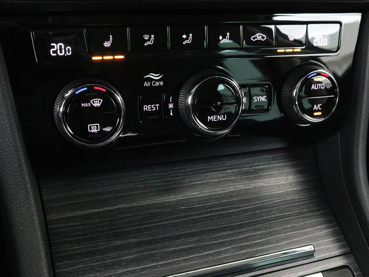 Škoda Superb 1.4 TSI iV BnsEdPlus | Camera | Adaptive cruise | Memory seats | Carplay | Stoelverwarming| Navigatie | Alcantara | Keyless
