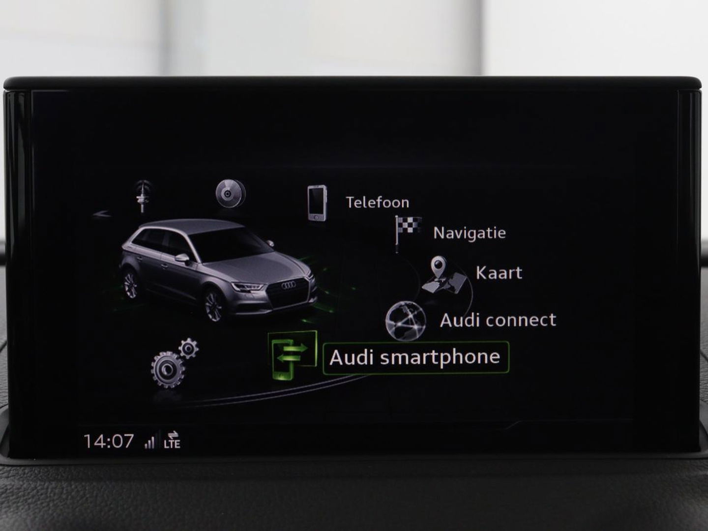 Audi A3 Sportback 1.4 e-tron Lease Edition | Panoramadak | Trekhaak | Cruise control | Digitaal cockpit | LMV 18 inch | LED | S-line | Keyless go | PDC