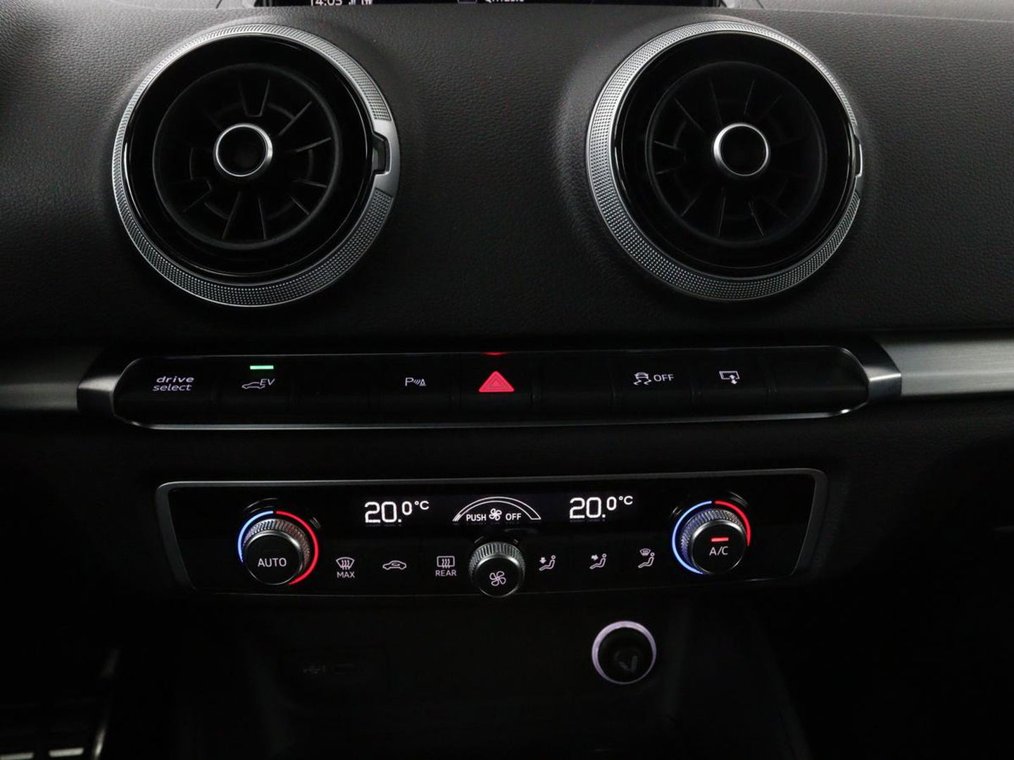 Audi A3 Sportback 1.4 e-tron Lease Edition | Panoramadak | Trekhaak | Cruise control | Digitaal cockpit | LMV 18 inch | LED | S-line | Keyless go | PDC