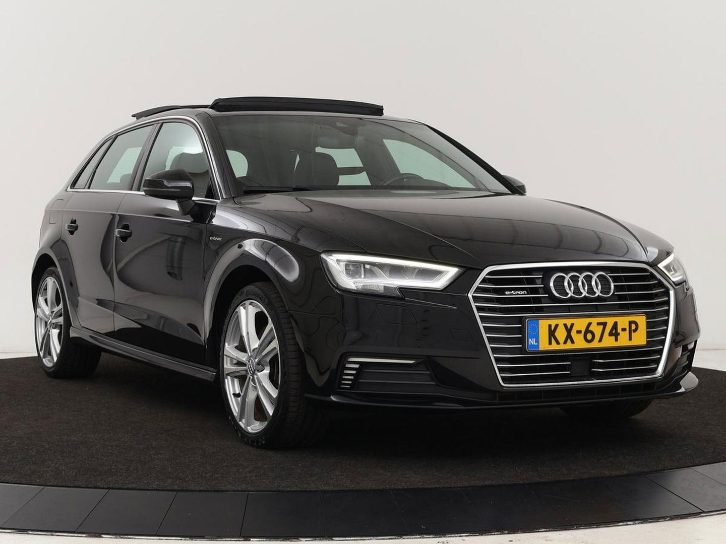 Audi A3 Sportback 1.4 e-tron Lease Edition | Panoramadak | Trekhaak | Cruise control | Digitaal cockpit | LMV 18 inch | LED | S-line | Keyless go | PDC
