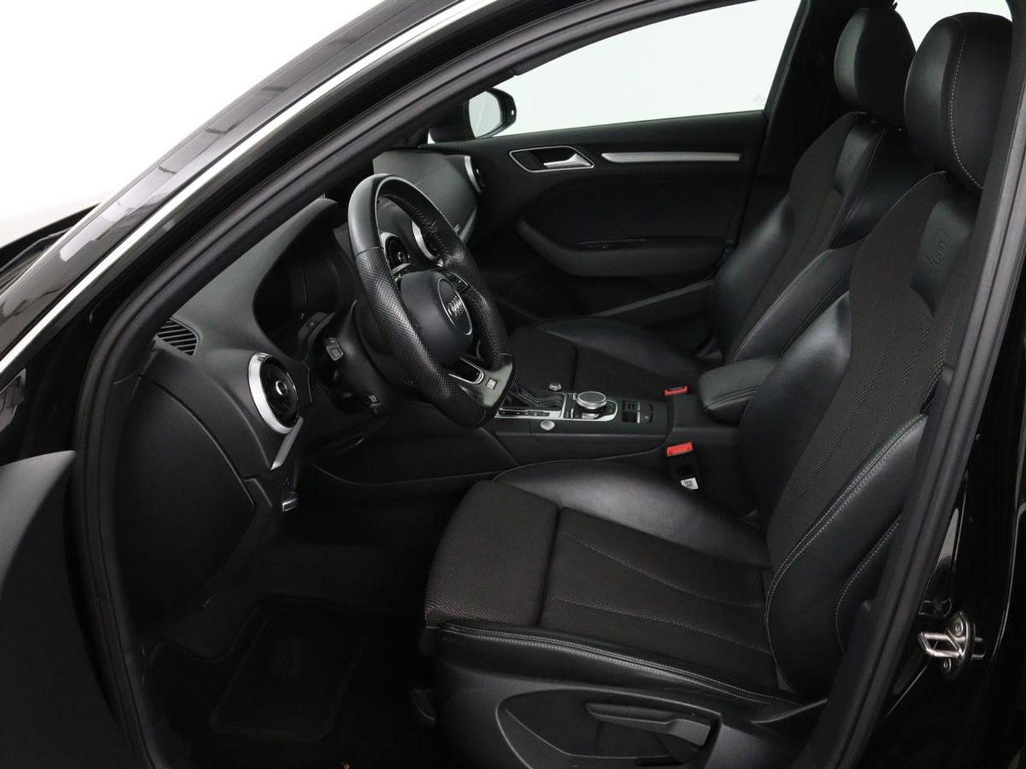 Audi A3 Sportback 1.4 e-tron Lease Edition | Panoramadak | Trekhaak | Cruise control | Digitaal cockpit | LMV 18 inch | LED | S-line | Keyless go | PDC