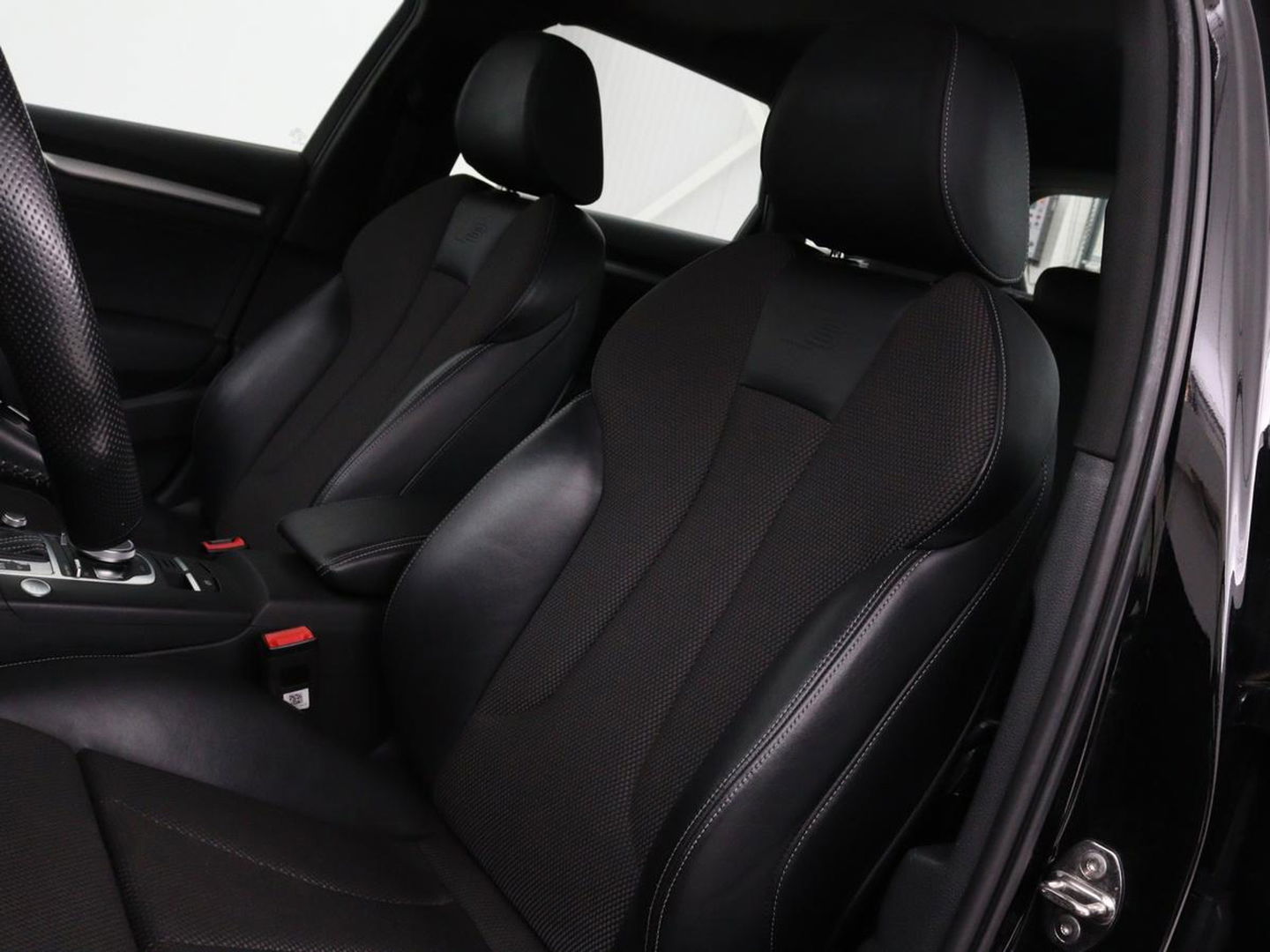 Audi A3 Sportback 1.4 e-tron Lease Edition | Panoramadak | Trekhaak | Cruise control | Digitaal cockpit | LMV 18 inch | LED | S-line | Keyless go | PDC