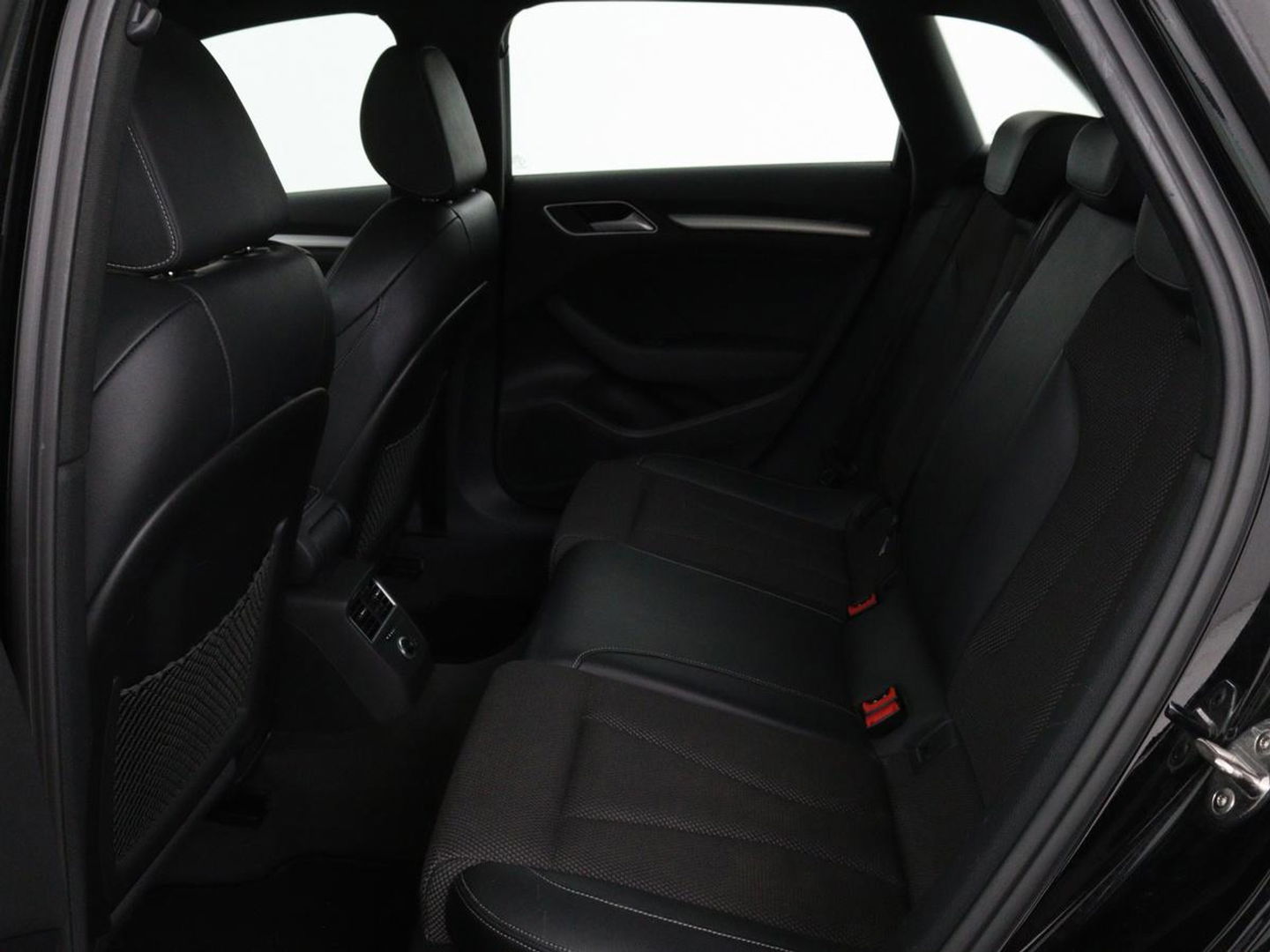 Audi A3 Sportback 1.4 e-tron Lease Edition | Panoramadak | Trekhaak | Cruise control | Digitaal cockpit | LMV 18 inch | LED | S-line | Keyless go | PDC