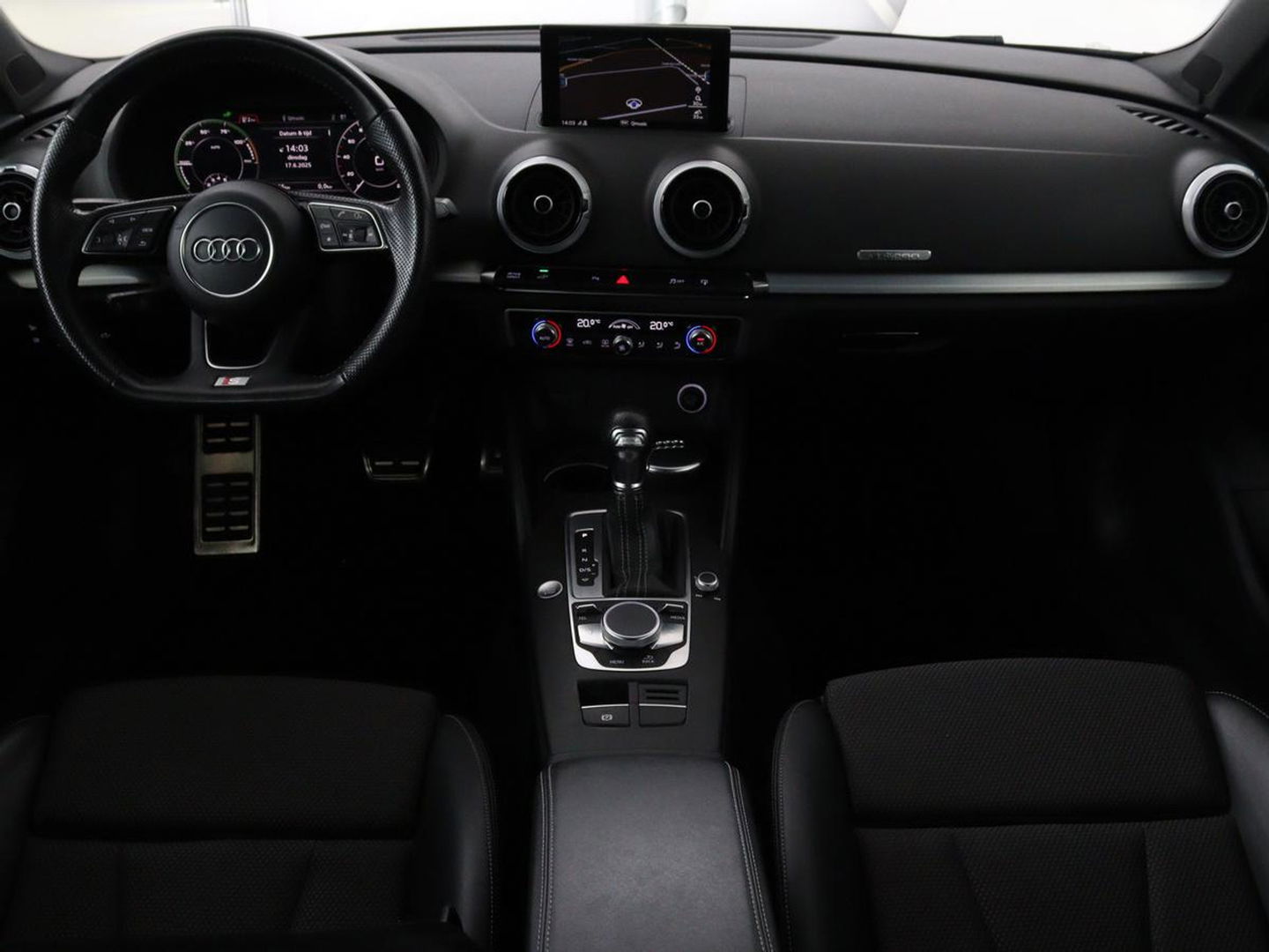 Audi A3 Sportback 1.4 e-tron Lease Edition | Panoramadak | Trekhaak | Cruise control | Digitaal cockpit | LMV 18 inch | LED | S-line | Keyless go | PDC