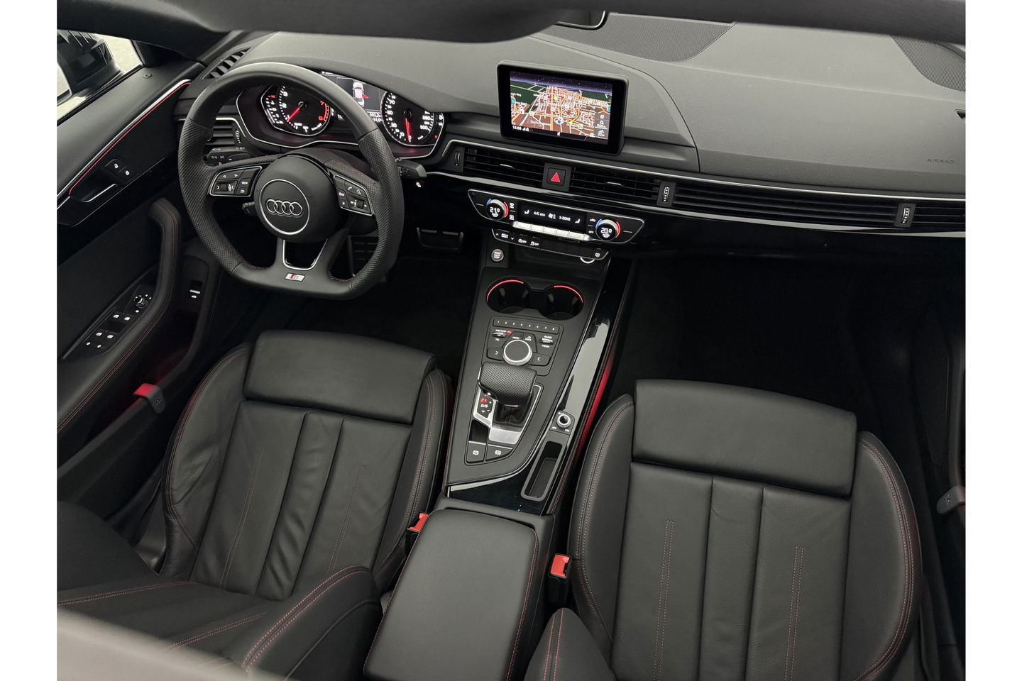 Audi A4 35 TFSI 150PK S-line Pano LED Sfeerverl. Clima Cruise Navigatie PDC 18''LMV