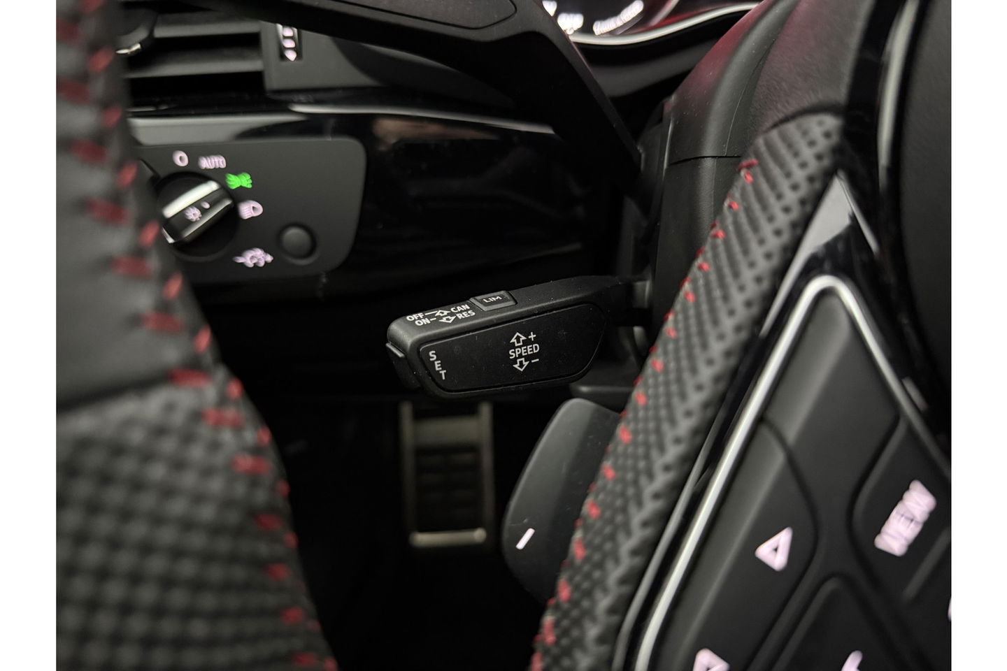 Audi A4 35 TFSI 150PK S-line Pano LED Sfeerverl. Clima Cruise Navigatie PDC 18''LMV