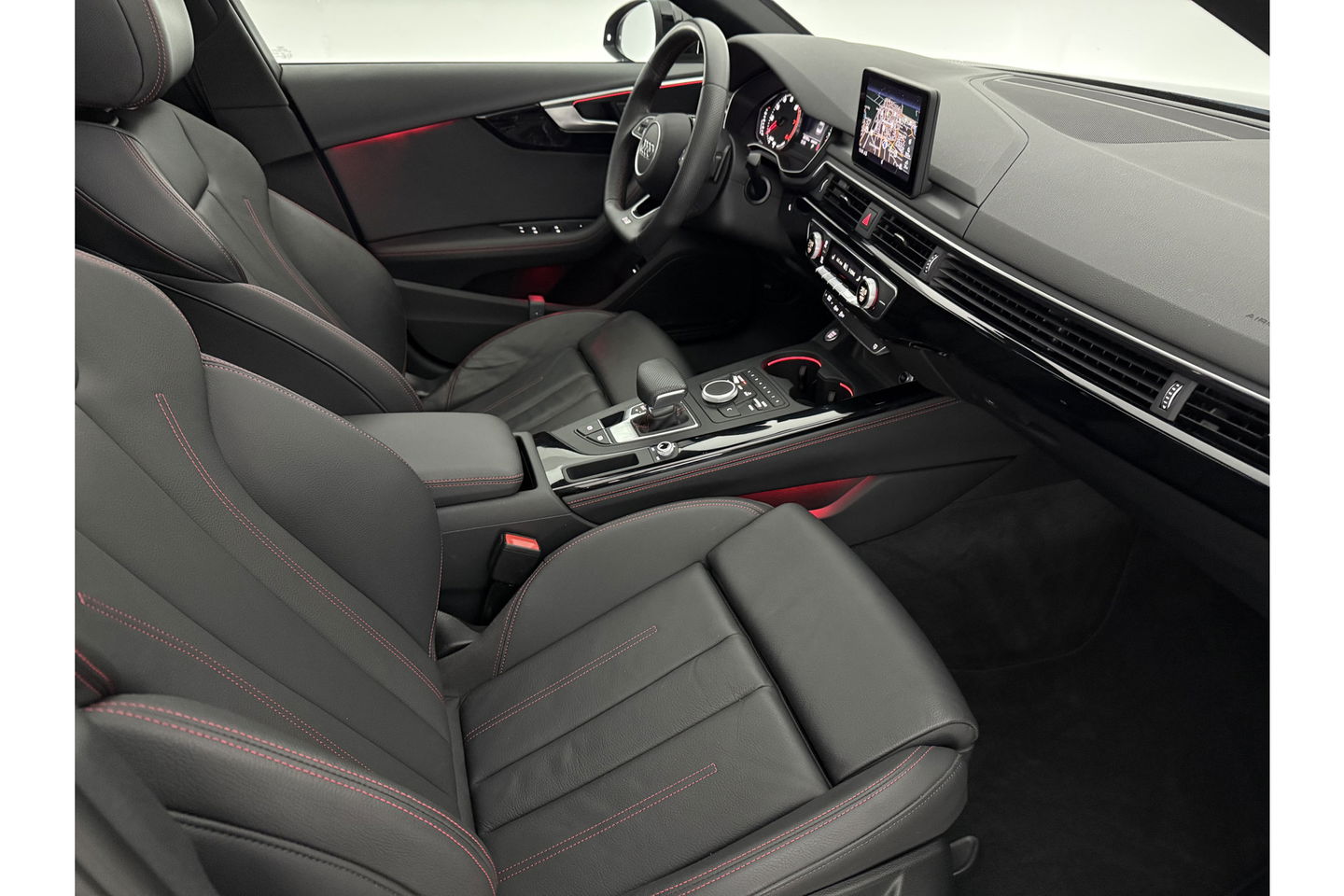 Audi A4 35 TFSI 150PK S-line Pano LED Sfeerverl. Clima Cruise Navigatie PDC 18''LMV