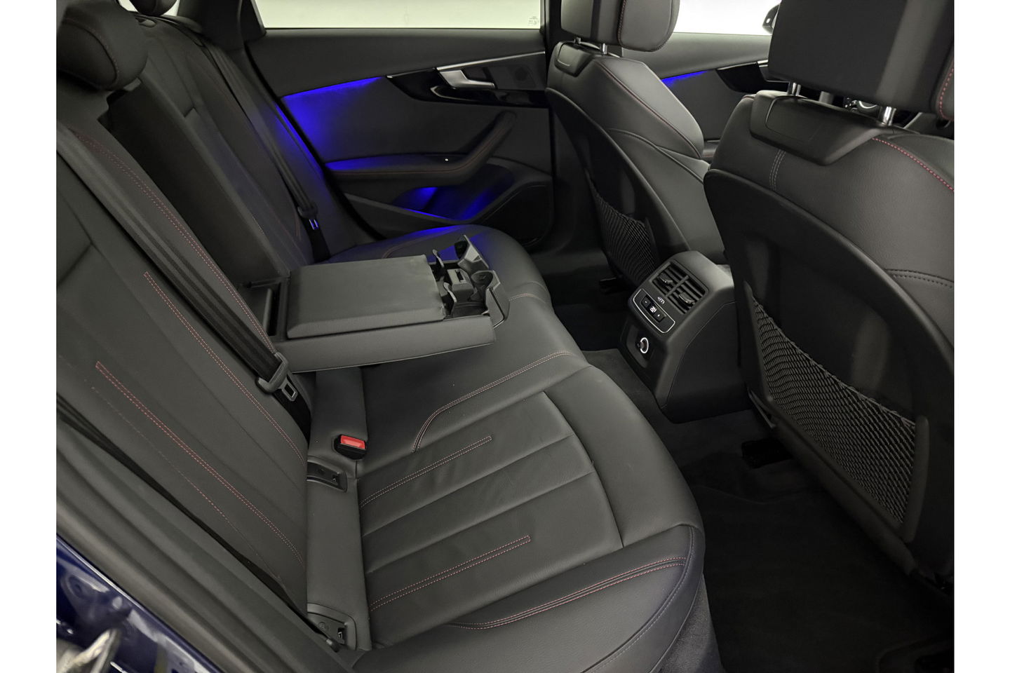 Audi A4 35 TFSI 150PK S-line Pano LED Sfeerverl. Clima Cruise Navigatie PDC 18''LMV
