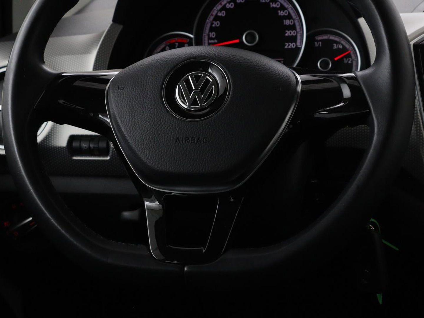Volkswagen up! 1.0 BMT high up! | Cruise control | Airco | Bleutooth | LMV 15 inch | Parkeersensoren achter | Radio | LED dagrijverlichting