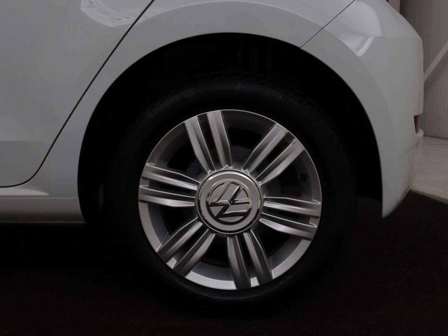 Volkswagen up! 1.0 BMT high up! | Cruise control | Airco | Bleutooth | LMV 15 inch | Parkeersensoren achter | Radio | LED dagrijverlichting