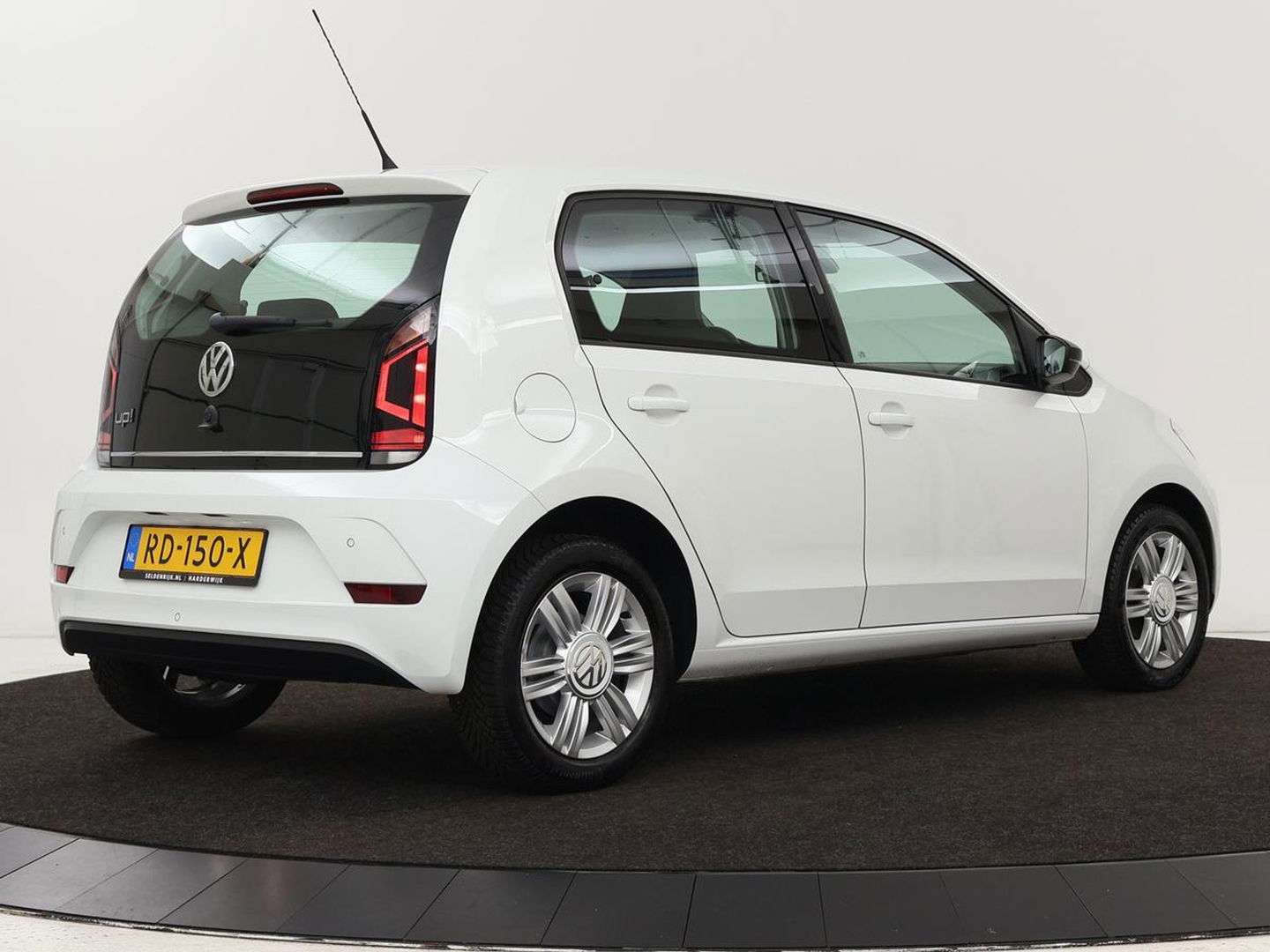 Volkswagen up! 1.0 BMT high up! | Cruise control | Airco | Bleutooth | LMV 15 inch | Parkeersensoren achter | Radio | LED dagrijverlichting