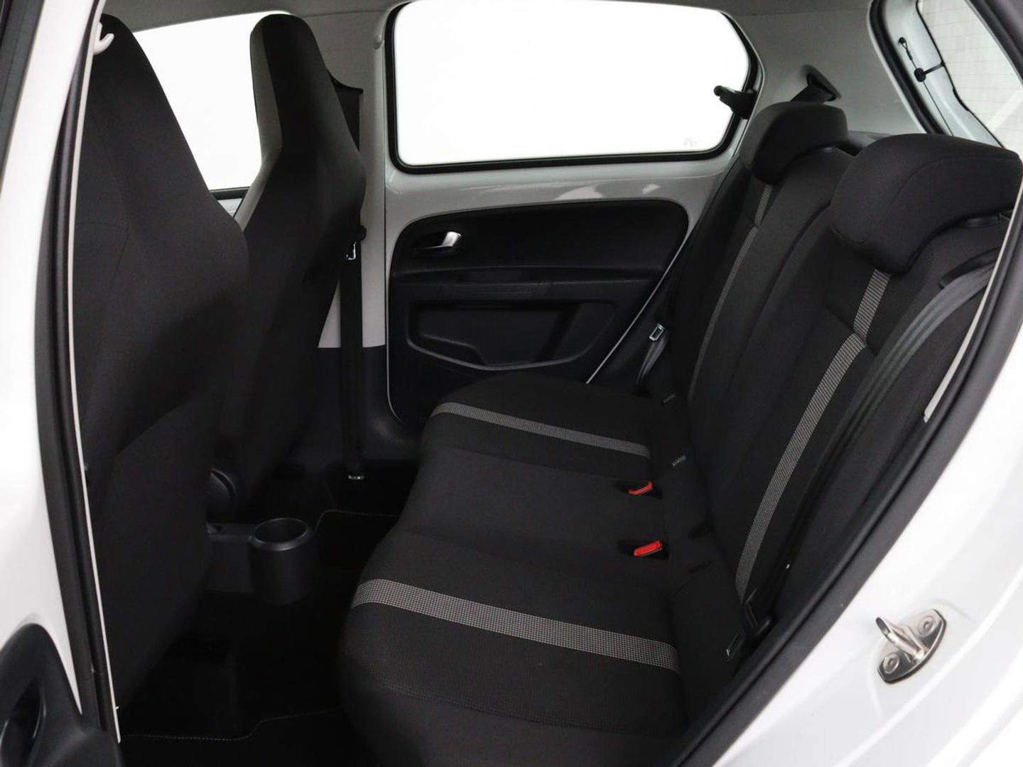 Volkswagen up! 1.0 BMT high up! | Cruise control | Airco | Bleutooth | LMV 15 inch | Parkeersensoren achter | Radio | LED dagrijverlichting