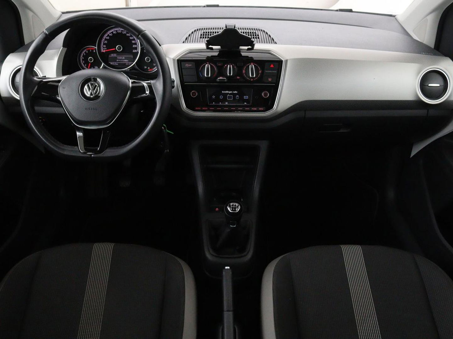 Volkswagen up! 1.0 BMT high up! | Cruise control | Airco | Bleutooth | LMV 15 inch | Parkeersensoren achter | Radio | LED dagrijverlichting