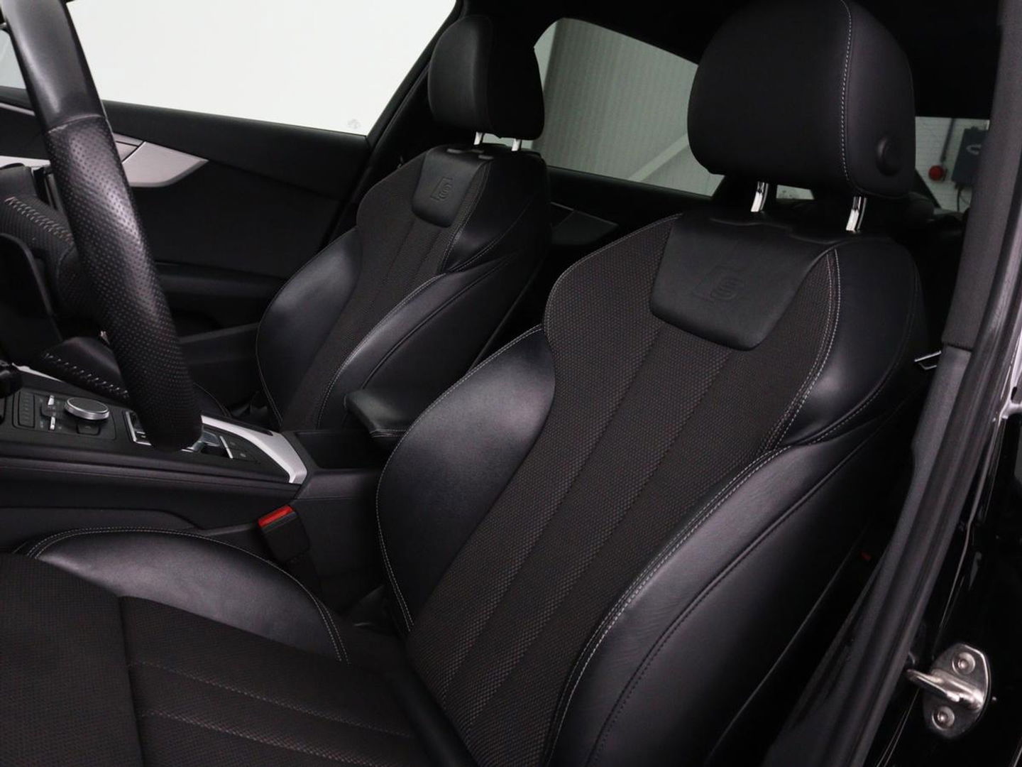 Audi A4 Limousine 35 TFSI Sport S line edition | Half leder | Full LED | LMV 18 inch | Climate control | Cruise control | Bleutooth | Navigatie