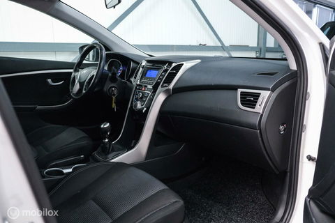 Hyundai i30 Wagon 1.6 GDI 120 pk | Trekhaak | Clima | Cruise | Stuurwielverwarming | All seasons | Nieuwe APK |
