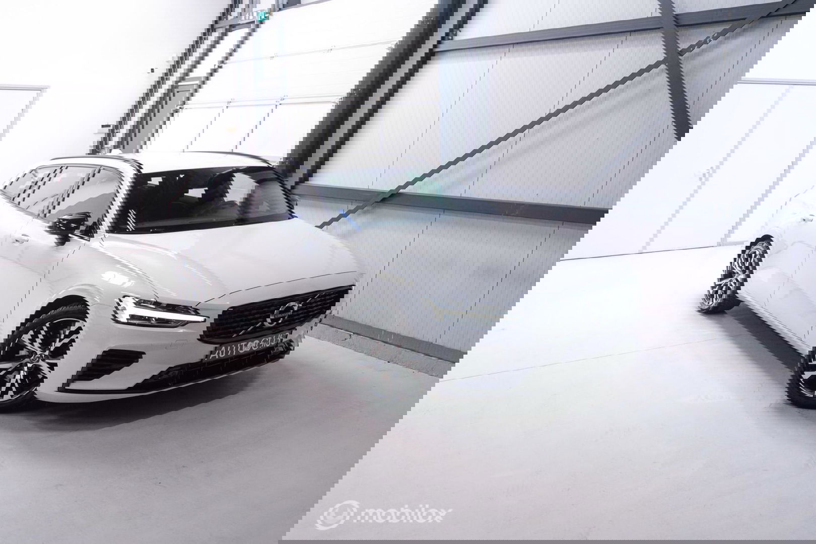 Volvo V60 2.0 T8 Recharge AWD R-Design | NL auto | DAB+ | CarPlay | Adaptive | Blis | Rijklaar |