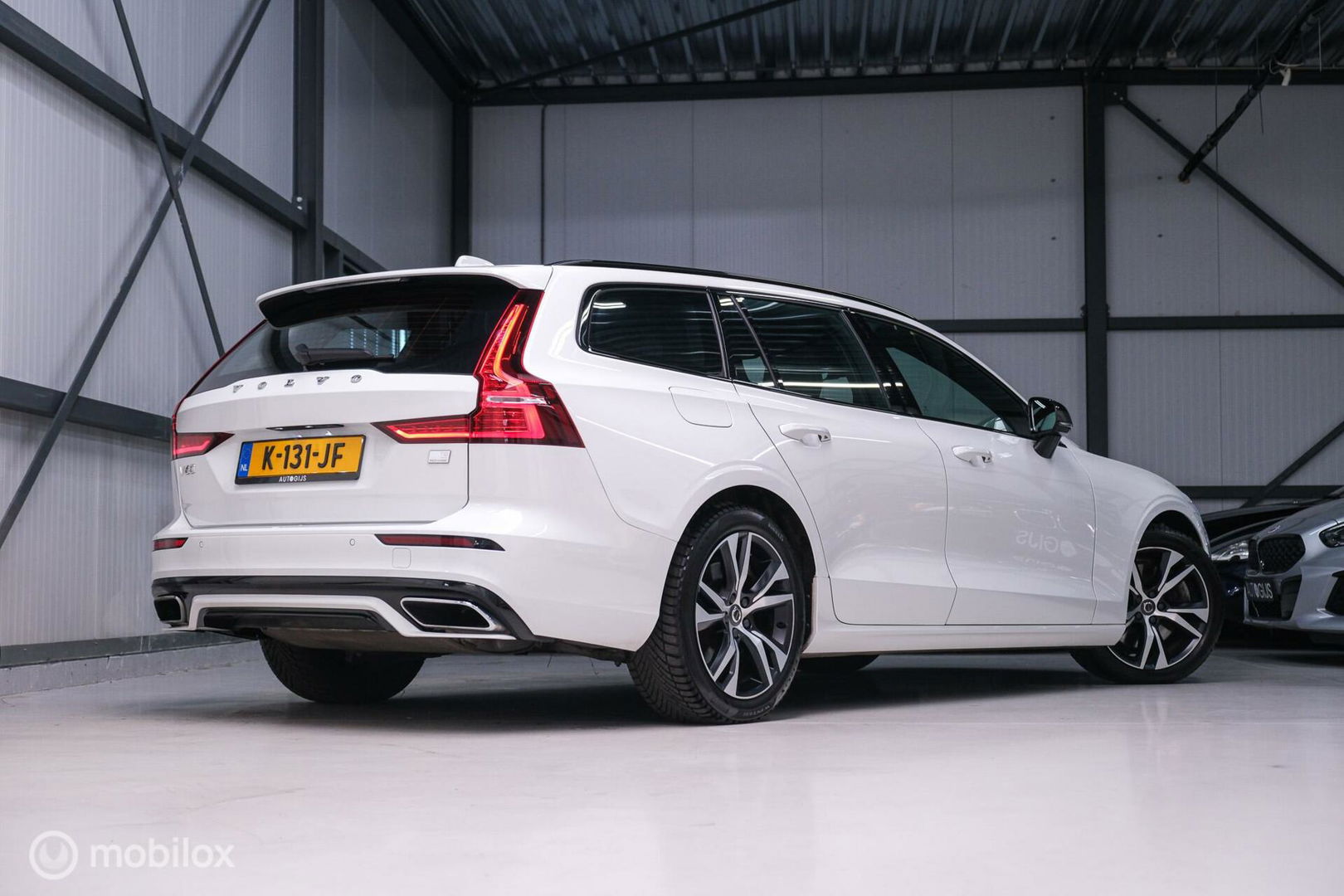 Volvo V60 2.0 T8 Recharge AWD R-Design | NL auto | DAB+ | CarPlay | Adaptive | Blis | Rijklaar |