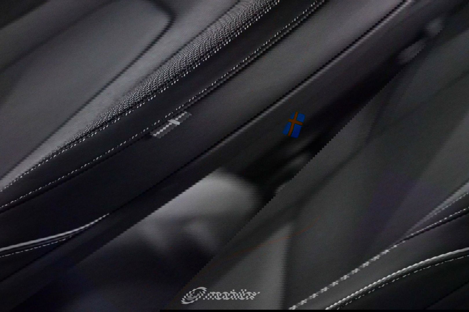 Volvo V60 2.0 T8 Recharge AWD R-Design | NL auto | DAB+ | CarPlay | Adaptive | Blis | Rijklaar |