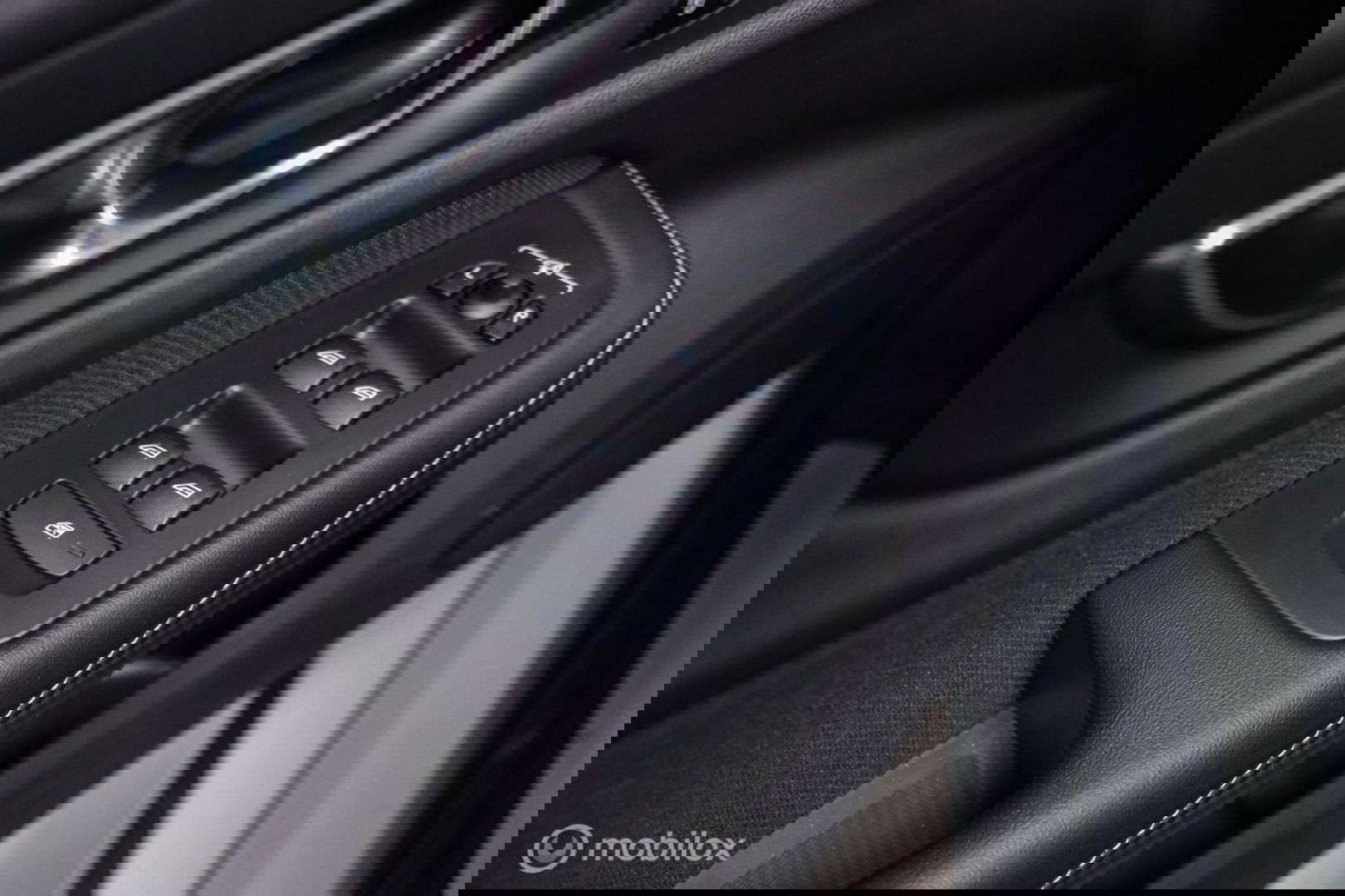 Volvo V60 2.0 T8 Recharge AWD R-Design | NL auto | DAB+ | CarPlay | Adaptive | Blis | Rijklaar |